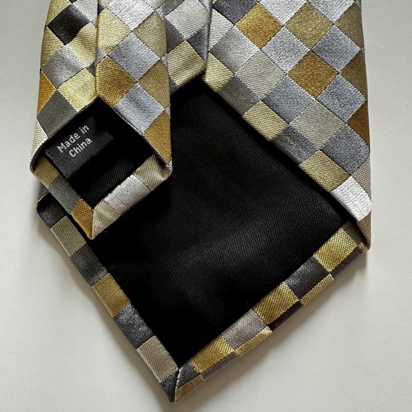 Bugatti Men's Necktie 100% Silk Geometric Checkered Pattern Gray Gold - Picture 7 of 8